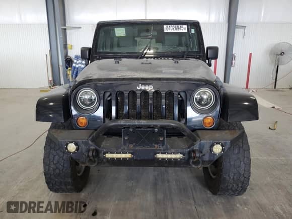 2007 Jeep Wrangler Unlimited Sahara z VIN 1J4GA59117L151310, wystawiony jako Copart lot #84026945 z przebiegiem 132 882 mil mil oraz Czysty tytuł • Clean title. Historia ofert i sprzedaży dostępna na DreamBid. Obrazek 5.