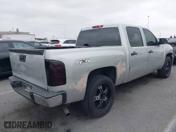 2011 Chevrolet Silverado 1500 LS z VIN 3GCPKREA4BG390355, wystawiony jako IAAI lot #42206957 z przebiegiem 153 766 mil mil oraz . Historia ofert i sprzedaży dostępna na DreamBid. Obrazek 4.