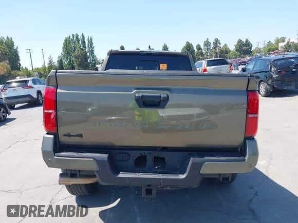 2024 Toyota Tacoma SR5 z VIN 3TMLB5JN8RM007836, wystawiony jako IAAI lot #42443151 z przebiegiem Nie podano mil oraz . Historia ofert i sprzedaży dostępna na DreamBid. Obrazek 14.