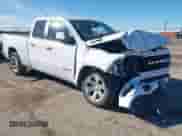 2022 Ram 1500 Big Horn z VIN 1C6RREBT7NN452563, wystawiony jako IAAI lot #41297916 z przebiegiem 27 231 mil mil oraz . Historia ofert i sprzedaży dostępna na DreamBid. Obrazek 1.