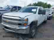 2019 Chevrolet Silverado 2500HD Work Truck z VIN 2GB2CREG1K1221564, wystawiony jako IAAI lot #42362013 z przebiegiem 126 897 mil mil oraz . Historia ofert i sprzedaży dostępna na DreamBid. Obrazek 2.