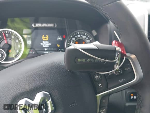 2025 Ram 1500 Big Horn z VIN 1C6RREFP3SN634401, wystawiony jako IAAI lot #41434346 z przebiegiem 4 226 mil mil oraz . Historia ofert i sprzedaży dostępna na DreamBid. Obrazek 11.