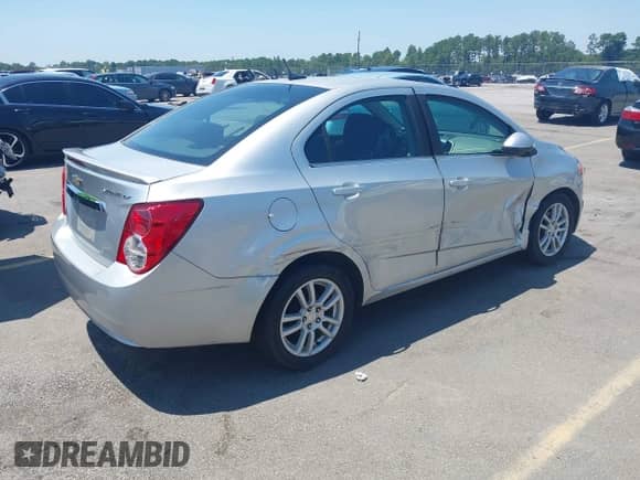 2013 Chevrolet Sonic LT z VIN 1G1JC5SHXD4105177, wystawiony jako IAAI lot #42761148 z przebiegiem 115 134 mil mil oraz . Historia ofert i sprzedaży dostępna na DreamBid. Obrazek 4.
