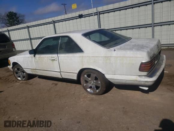 1982 Mercedes-Benz 380 z VIN WDBCA43A2CB000854, wystawiony jako Copart lot #46712545 z przebiegiem 148 785 mil mil oraz Czysty tytuł • Clean title. Historia ofert i sprzedaży dostępna na DreamBid. Obrazek 2.