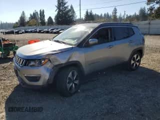 2018 Jeep Compass Latitude z VIN 3C4NJCBB7JT105903, wystawiony jako Copart lot #82311295 z przebiegiem 105 008 mil mil oraz Szkoda całkowita • Salvage title. Historia ofert i sprzedaży dostępna na DreamBid. Obrazek 1.