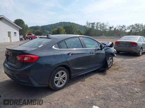 2018 Chevrolet Cruze LT z VIN 1G1BE5SM7J7197502, wystawiony jako IAAI lot #43222022 z przebiegiem 95 060 mil mil oraz . Historia ofert i sprzedaży dostępna na DreamBid. Obrazek 4.