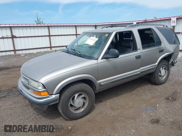 1998 Chevrolet Blazer LS with VIN 1GNDT13W2W2177149, listed as a IAAI auction lot 42422025 with 210,833 mi miles and . Bid and sale history available at DreamBid. Image 17.
