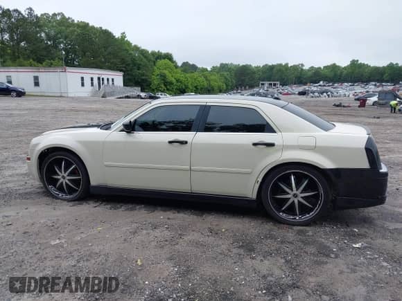 2005 Chrysler 300 300 z VIN 2C3JA43R05H645225, wystawiony jako IAAI lot #42354847 z przebiegiem 234 481 mil mil oraz . Historia ofert i sprzedaży dostępna na DreamBid. Obrazek 14.