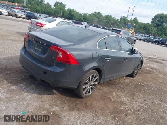 2015 Volvo S60 T5 Drive-E Premier with VIN YV126MFB9F1299878, listed as a IAAI auction lot 42781752 with 128,657 mi miles and . Bid and sale history available at DreamBid. Image 4.