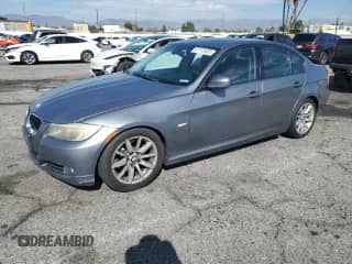 2009 BMW 3 Series 328i z VIN WBAPH57509NM33658, wystawiony jako Copart lot #87113435 z przebiegiem 103 491 mil mil oraz Szkoda całkowita • Salvage title. Historia ofert i sprzedaży dostępna na DreamBid. Obrazek 1.