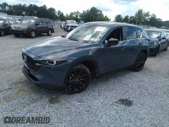 2025 Mazda CX-5 S Carbon Edition z VIN JM3KFBCM2S0682536, wystawiony jako IAAI lot #43105577 z przebiegiem 3 871 mil mil oraz . Historia ofert i sprzedaży dostępna na DreamBid. Obrazek 2.