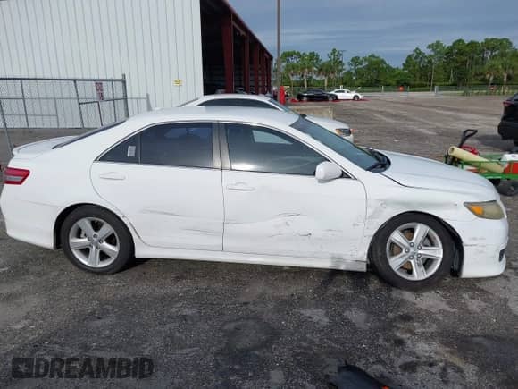 2010 Toyota Camry XLE z VIN 4T1BF3EK0AU505223, wystawiony jako IAAI lot #43241727 z przebiegiem 184 525 mil mil oraz . Historia ofert i sprzedaży dostępna na DreamBid. Obrazek 13.