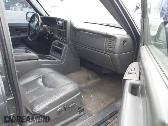 2005 Chevrolet Silverado 1500 LS z VIN 2GCEC13T951319613, wystawiony jako IAAI lot #42460800 z przebiegiem 320 900 mil mil oraz . Historia ofert i sprzedaży dostępna na DreamBid. Obrazek 5.