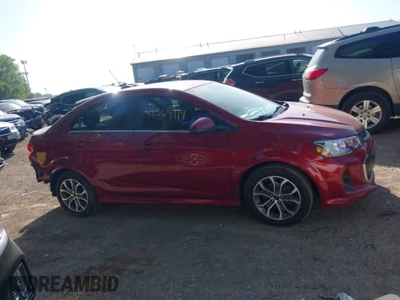 2019 Chevrolet Sonic LT z VIN 1G1JD5SB8K4126468, wystawiony jako IAAI lot #42568119 z przebiegiem 64 365 mil mil oraz . Historia ofert i sprzedaży dostępna na DreamBid. Obrazek 13.