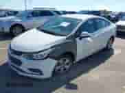 2017 Chevrolet Cruze LS z VIN 1G1BC5SM6H7219179, wystawiony jako IAAI lot #43449750 z przebiegiem 166 798 mil mil oraz . Historia ofert i sprzedaży dostępna na DreamBid. Obrazek 2.