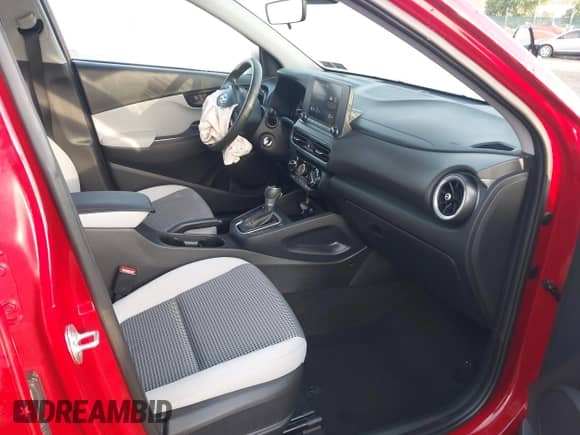 2022 Hyundai Kona SE z VIN KM8K2CAB3NU777045, wystawiony jako IAAI lot #43320804 z przebiegiem 33 773 mil mil oraz . Historia ofert i sprzedaży dostępna na DreamBid. Obrazek 5.