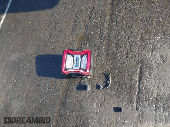 2021 Jeep Wrangler Unlimited Sahara Altitude z VIN 1C4HJXEM3MW598656, wystawiony jako IAAI lot #43292232 z przebiegiem 40 314 mil mil oraz . Historia ofert i sprzedaży dostępna na DreamBid. Obrazek 12.