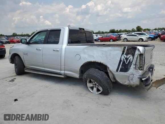 2015 Ram 1500 SLT z VIN 1C6RR7GG9FS571810, wystawiony jako Copart lot #68077875 z przebiegiem 125 159 mil mil oraz Szkoda całkowita • Salvage title. Historia ofert i sprzedaży dostępna na DreamBid. Obrazek 2.