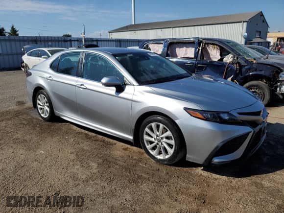 2022 Toyota Camry SE z VIN 4T1G11AK7NU668455, wystawiony jako Copart lot #84560635 z przebiegiem 136 763 mil mil oraz Czysty tytuł • Clean title. Historia ofert i sprzedaży dostępna na DreamBid. Obrazek 4.