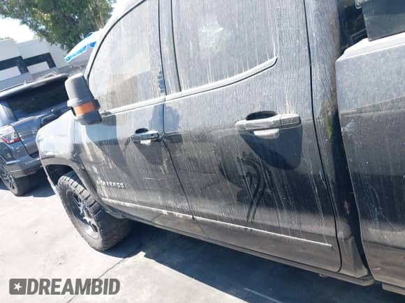 2015 Chevrolet Silverado 1500 LT z VIN 1GCVKREH0FZ195024, wystawiony jako IAAI lot #42761282 z przebiegiem Nie podano mil oraz . Historia ofert i sprzedaży dostępna na DreamBid. Obrazek 14.