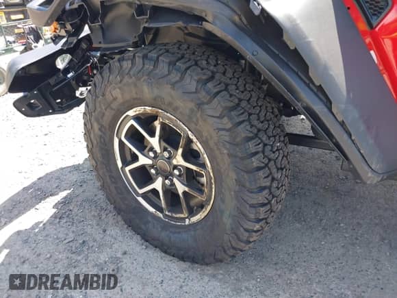 2025 Jeep Wrangler Rubicon z VIN 1C4PJXFN4SW573748, wystawiony jako IAAI lot #42660183 z przebiegiem 763 mil mil oraz . Historia ofert i sprzedaży dostępna na DreamBid. Obrazek 18.