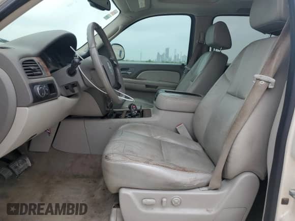 2008 Chevrolet Suburban LTZ с VIN 1GNFC16078R200970, выставлен на аукционе Copart как лот 51547315 с пробегом 178 848 миль миль и Списание • Salvage title. История ставок и продаж доступна на DreamBid. Изображение 7.