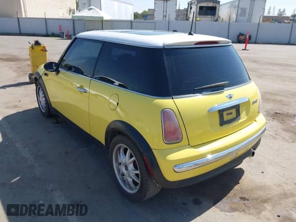 2004 MINI Hardtop with VIN WMWRC33424TJ62339, listed as a IAAI auction lot 43241929 with 147,645 mi miles and . Bid and sale history available at DreamBid. Image 3.