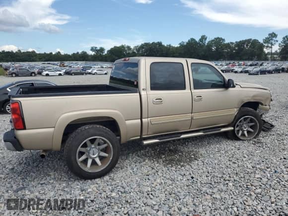 2007 Chevrolet Silverado 1500 LS with VIN 2GCEC13V071126271, listed as a Copart auction lot 68864375 with 155,833 mi miles and Salvage title. Bid and sale history available at DreamBid. Image 3.