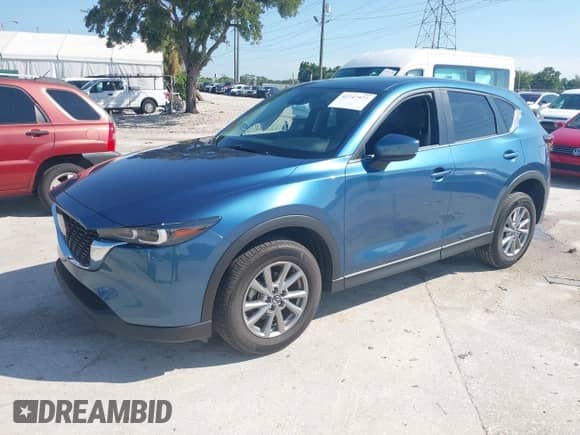 2023 Mazda CX-5 S Carbon Edition z VIN JM3KFBCM6P0112207, wystawiony jako IAAI lot #42747977 z przebiegiem 33 488 mil mil oraz . Historia ofert i sprzedaży dostępna na DreamBid. Obrazek 2.