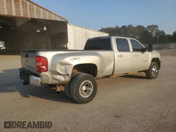 2008 Chevrolet Silverado 3500HD DRW LTZ с VIN 1GCJK33608F111611, выставлен на аукционе Copart как лот 76244664 с пробегом 287 483 миль миль и Списание • Salvage title. История ставок и продаж доступна на DreamBid. Изображение 3.