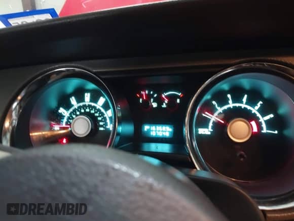 2010 Ford Mustang V6 z VIN 1ZVBP8AN6A5136499, wystawiony jako IAAI lot #41162323 z przebiegiem 107 048 mil mil oraz . Historia ofert i sprzedaży dostępna na DreamBid. Obrazek 7.