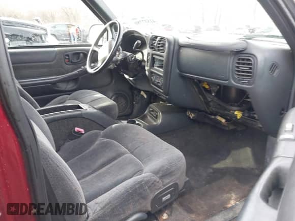 2000 Chevrolet Blazer LT with VIN 1GNDT13W2Y2163805, listed as a IAAI auction lot 41537780 with 170,527 mi miles and . Bid and sale history available at DreamBid. Image 5.