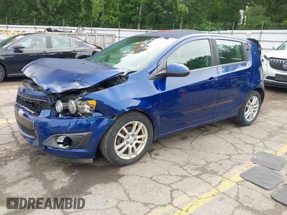 2012 Chevrolet Sonic LT z VIN 1G1JC6SH8C4209669, wystawiony jako IAAI lot #42671390 z przebiegiem 127 516 mil mil oraz . Historia ofert i sprzedaży dostępna na DreamBid. Obrazek 2.