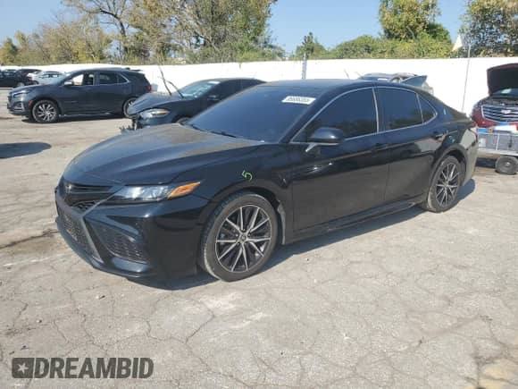 2021 Toyota Camry SE z VIN 4T1G11AK7MU598244, wystawiony jako Copart lot #86686355 z przebiegiem 82 785 mil mil oraz Szkoda całkowita • Salvage title. Historia ofert i sprzedaży dostępna na DreamBid. Obrazek 1.