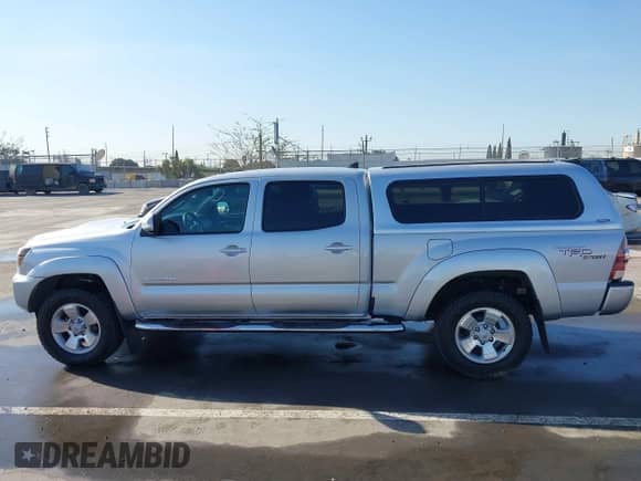 2013 Toyota Tacoma PreRunner z VIN 3TMKU4HN8DM034338, wystawiony jako IAAI lot #41808842 z przebiegiem 142 012 mil mil oraz . Historia ofert i sprzedaży dostępna na DreamBid. Obrazek 14.