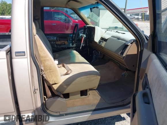1992 Chevrolet Silverado 1500 с VIN 1GCDC14Z8NZ171816, выставлен на аукционе IAAI как лот 42981814 с пробегом 218 467 миль миль и . История ставок и продаж доступна на DreamBid. Изображение 5.