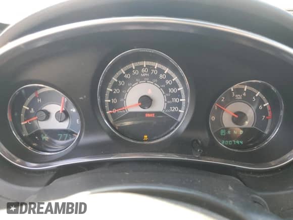 2014 Chrysler 200 Touring z VIN 1C3CCBBB4EN131963, wystawiony jako Copart lot #70669735 z przebiegiem 200 794 mil mil oraz Nie do naprawy • Non repairable. Historia ofert i sprzedaży dostępna na DreamBid. Obrazek 9.