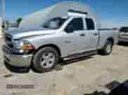 2009 Dodge 1500 ST z VIN 1D3HB18K29S700748, wystawiony jako Copart lot #73342154 z przebiegiem 311 247 mil mil oraz Szkoda całkowita • Salvage title. Historia ofert i sprzedaży dostępna na DreamBid. Obrazek 1.