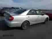 2003 Toyota Camry LE z VIN JTDBE32K830165731, wystawiony jako Copart lot #90081015 z przebiegiem 238 197 mil mil oraz Czysty tytuł • Clean title. Historia ofert i sprzedaży dostępna na DreamBid. Obrazek 3.