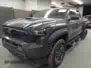 2024 Toyota Tacoma SR5 z VIN 3TMLB5JN7RM065128, wystawiony jako IAAI lot #42327526 z przebiegiem 8 385 mil mil oraz . Historia ofert i sprzedaży dostępna na DreamBid. Obrazek 2.