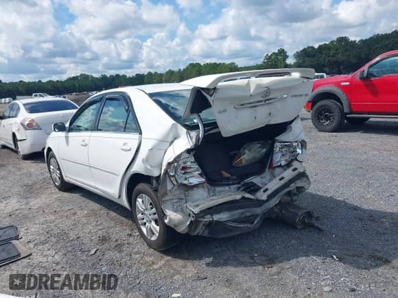 2002 Toyota Camry LE z VIN 4T1BE32K12U018623, wystawiony jako IAAI lot #43049004 z przebiegiem 173 152 mil mil oraz . Historia ofert i sprzedaży dostępna na DreamBid. Obrazek 3.