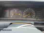 1991 Toyota Camry DLX z VIN 4T1SV21EXMU352321, wystawiony jako Copart lot #62889595 z przebiegiem 171 990 mil mil oraz Czysty tytuł • Clean title. Historia ofert i sprzedaży dostępna na DreamBid. Obrazek 9.