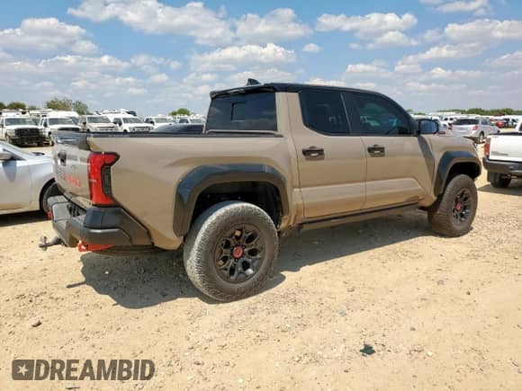 2025 Toyota Tacoma TRD Sport Hybrid с VIN 3TYLC5LN1ST035269, выставлен на аукционе Copart как лот 70372615 с пробегом 1 204 миль миль и Списание • Salvage title. История ставок и продаж доступна на DreamBid. Изображение 3.
