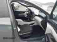 2024 Hyundai Tucson SEL z VIN 5NMJBCDE2RH405098, wystawiony jako IAAI lot #42766392 z przebiegiem 3 902 mil mil oraz . Historia ofert i sprzedaży dostępna na DreamBid. Obrazek 5.