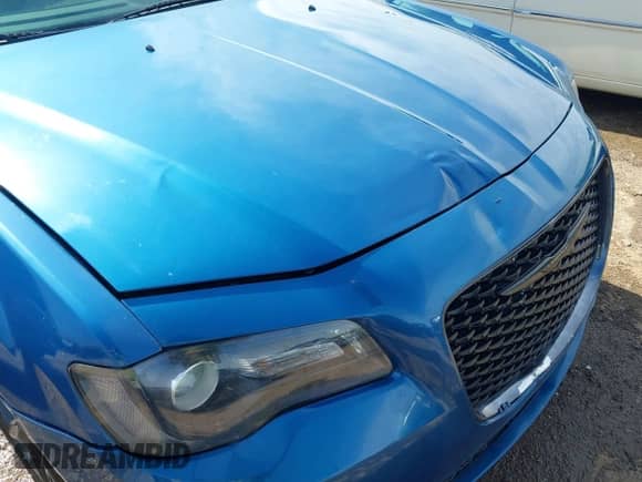 2022 Chrysler 300 Touring z VIN 2C3CCAAG1NH139499, wystawiony jako IAAI lot #42168579 z przebiegiem 240 608 mil mil oraz . Historia ofert i sprzedaży dostępna na DreamBid. Obrazek 6.