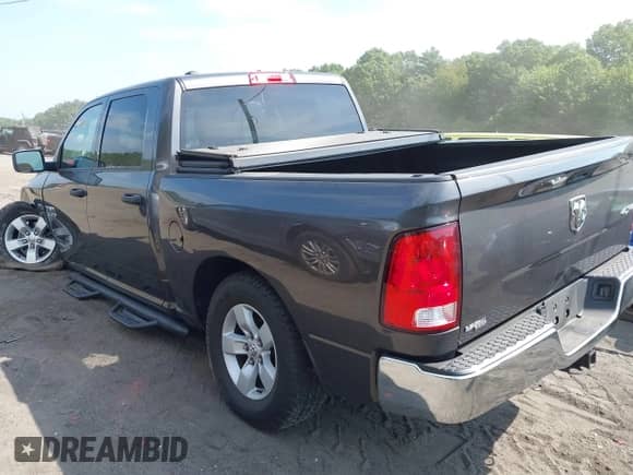 2019 Ram 1500 Express z VIN 1C6RR7KTXKS599047, wystawiony jako IAAI lot #42823461 z przebiegiem 76 745 mil mil oraz . Historia ofert i sprzedaży dostępna na DreamBid. Obrazek 3.