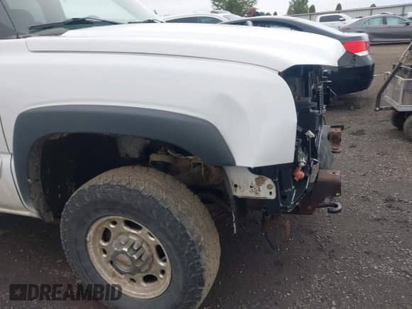 2003 Chevrolet Silverado 2500HD LT z VIN 1GCHK29U23E116984, wystawiony jako IAAI lot #43217859 z przebiegiem 265 239 mil mil oraz . Historia ofert i sprzedaży dostępna na DreamBid. Obrazek 18.
