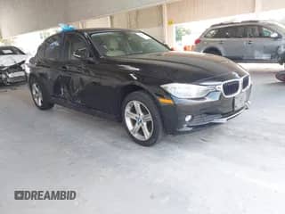 2013 BMW 3 Series 320i xDrive z VIN WBA3C3C56DF982906, wystawiony jako IAAI lot #42395925 z przebiegiem 117 880 mil mil oraz . Historia ofert i sprzedaży dostępna na DreamBid. Obrazek 1.