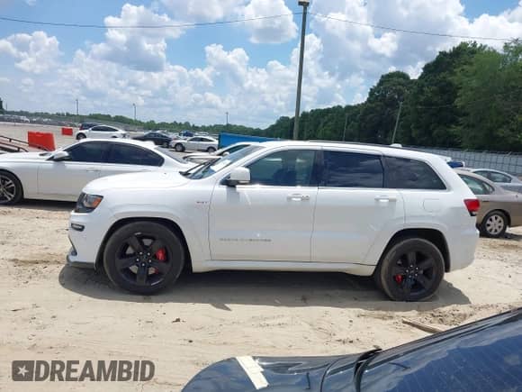 2014 Jeep Grand Cherokee SRT-8 z VIN 1C4RJFDJXEC450402, wystawiony jako IAAI lot #42705334 z przebiegiem 67 372 mil mil oraz . Historia ofert i sprzedaży dostępna na DreamBid. Obrazek 14.