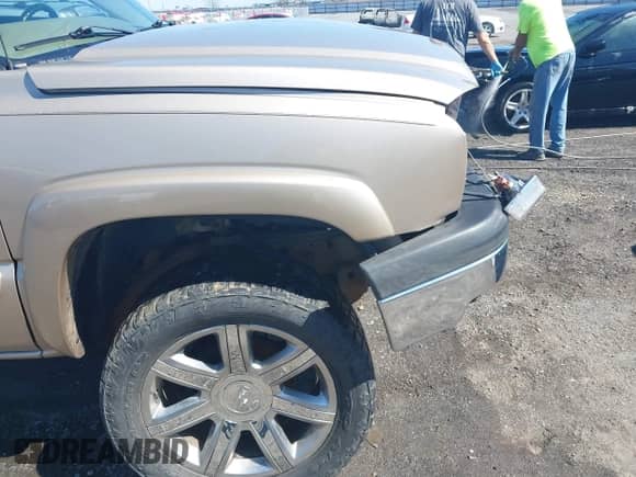2005 Chevrolet Silverado 1500 LT with VIN 2GCEK13T251371555, listed as a IAAI auction lot 41763568 with 199,491 mi miles and . Bid and sale history available at DreamBid. Image 12.